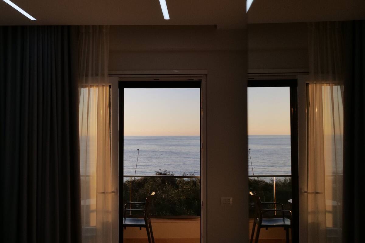 Premier Triple-Sea Front with Private Balcony | Desk, soundproofing, iron/ironing board (on request), WiFi (free)