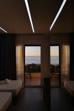 Habitación triple Premier | Escritorio, tabla de planchar con plancha, wifi gratis y ropa de cama