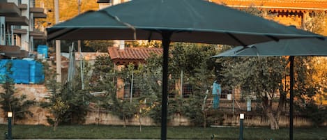 Utomhuspool, parasoller och solstolar