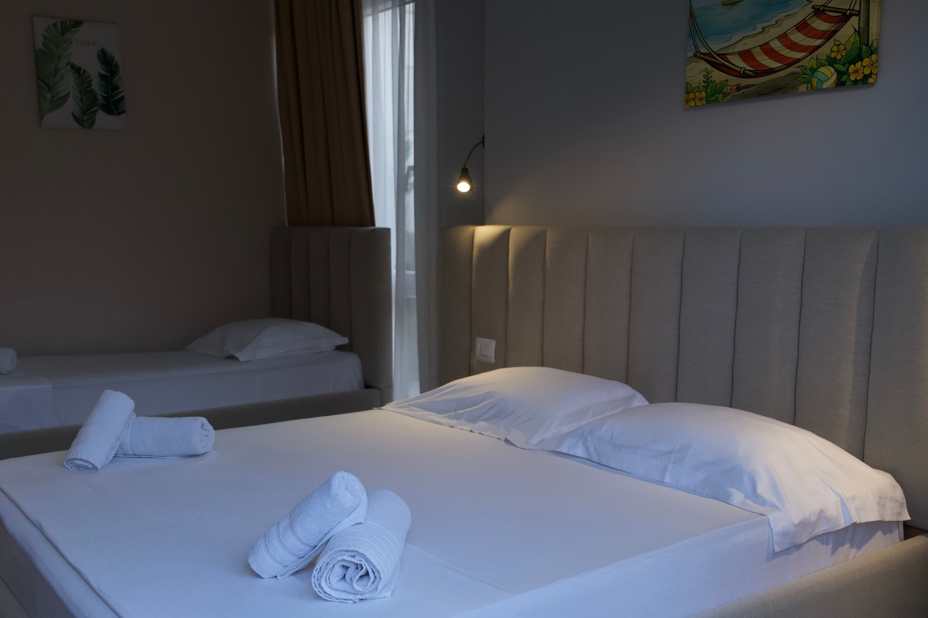 Escritorio, tabla de planchar con plancha, wifi gratis y ropa de cama 