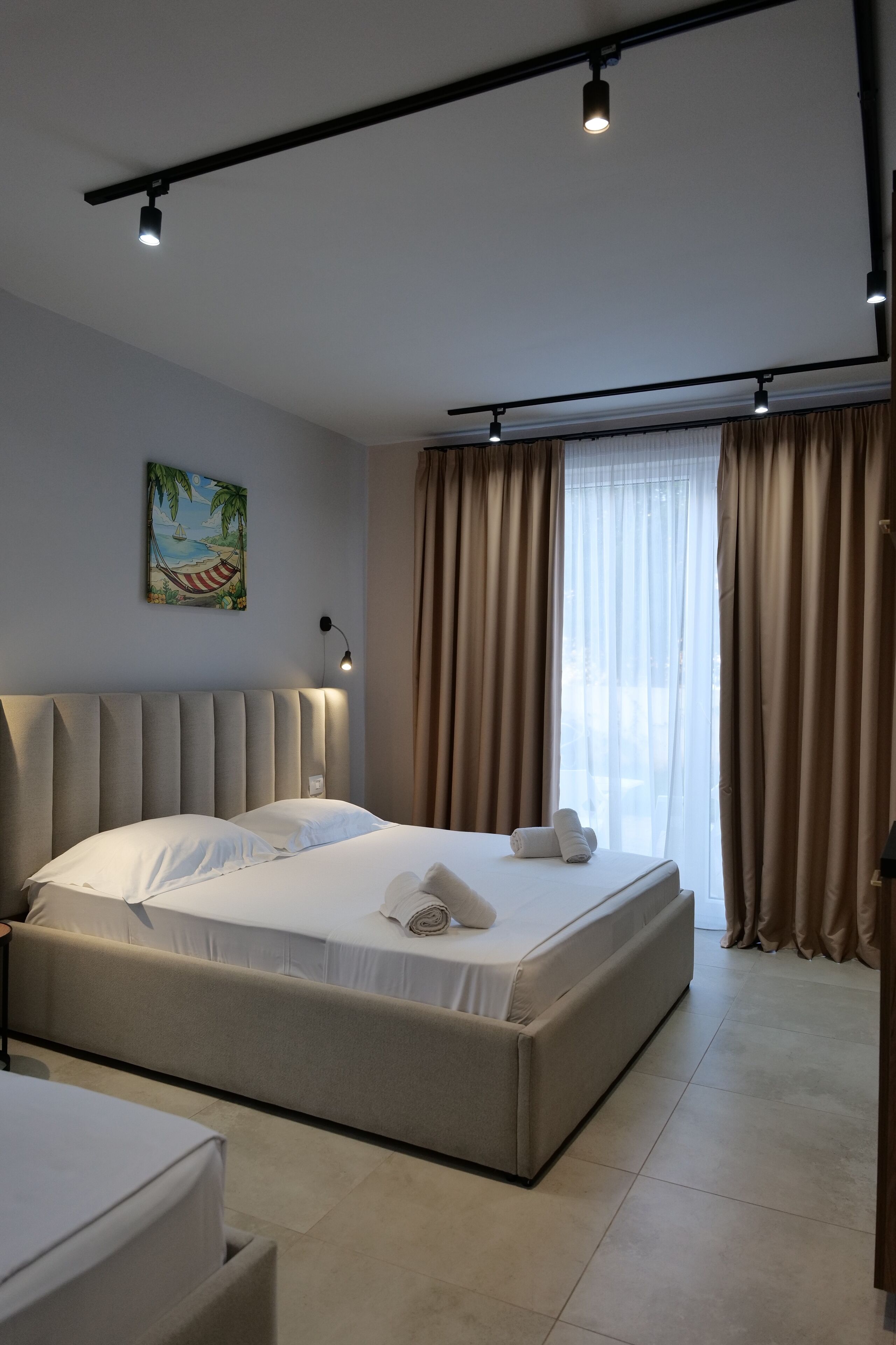 Tremannsrom – deluxe | Skrivebord, strykejern/-brett, wi-fi (inkludert) og sengetøy