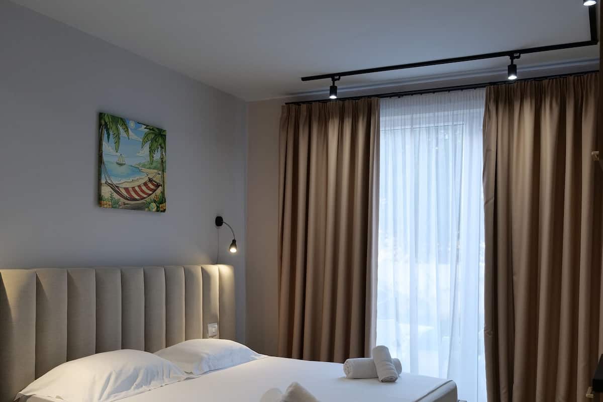 Tremannsrom – deluxe | Skrivebord, strykejern/-brett, wi-fi (inkludert) og sengetøy