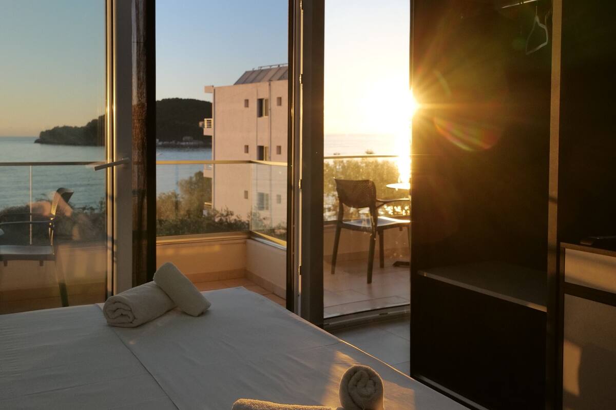 Premier Double-Sea/Pool Front with Private Balcony | Desk, soundproofing, iron/ironing board (on request), WiFi (free)