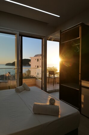 Habitación Premier doble | Escritorio, tabla de planchar con plancha, wifi gratis y ropa de cama