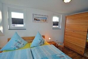2 bedrooms, iron/ironing board, free WiFi - Lotsenhaus Comfortable holiday residence (Breege, Ostsee, Rügen, Jasmund, Wittow)