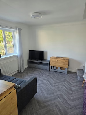 Smart TV - 2 bedroom chalet bungalow, short drive to The New Forest and Bournemouth beaches (Poole)