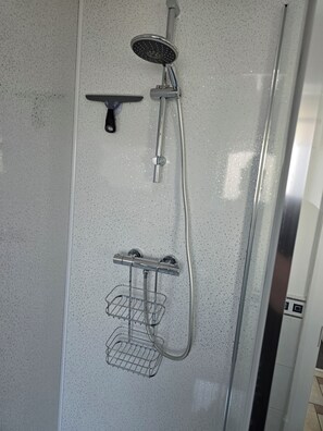 Dusche, Haartrockner, Handtücher, Seife
