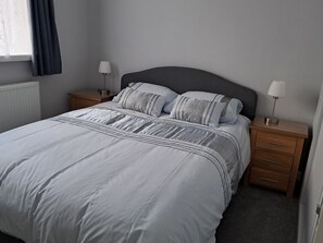 2 室のベッドルーム、アイロン / アイロン台、WiFi (無料)、ベッドシーツ