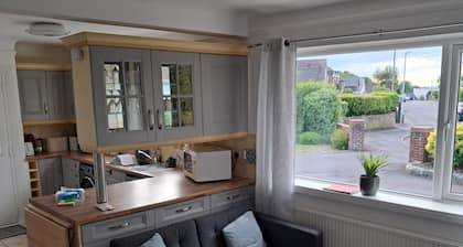 2 bedroom chalet bungalow, short drive to The New Forest and Bournemouth beaches