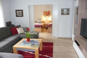 TV connectée, lecteur de DVD, table de tennis de table, livres