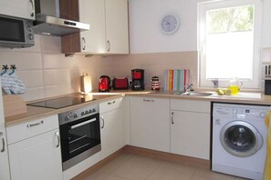 Kylskåp, mikrovågsugn, ugn och spishäll