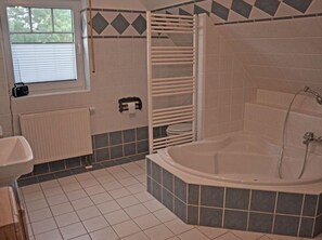 Shower, towels - Marisol Comfortable holiday residence (Glowe, Rügen Jasmund, Ostsee)