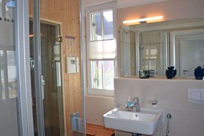 Shower, towels - Seagrass Comfortable holiday residence (Glowe)