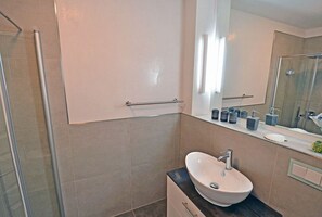 Een douche, een haardroger, handdoeken