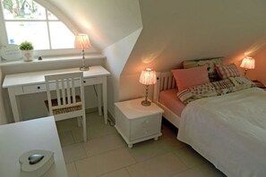 4 quartos, escrivaninha, ferros/tábuas de passar roupa