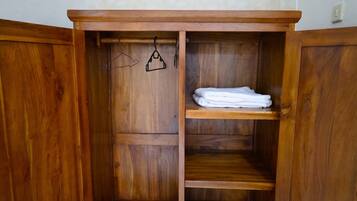 Kamar Double, Bebas Asap Rokok, pemandangan kebun | Lemari pakaian