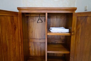 Habitació doble, no fumadors, vistes al jardí | Armari rober