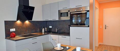 Een koelkast, een microgolfoven, een oven, een kookplaat