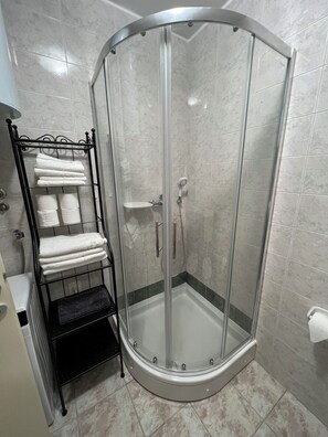 Dusche, Haartrockner, Handtücher, Seife