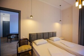 Family Room, City View | Bilik Mandi | Tuala disediakan 