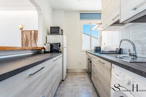 Kylskåp, mikrovågsugn, ugn och kaffe- och tebryggare