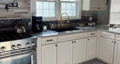 “Lovely” Bungalow near downtown Quincy!