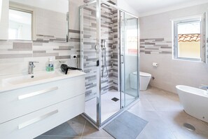 Shower, hair dryer, bidet, towels
