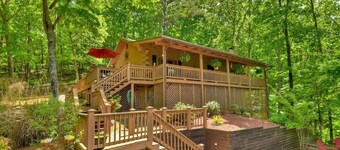 Cozy Rustic Cottage w/Hot Tub & Fire Pit near Lake