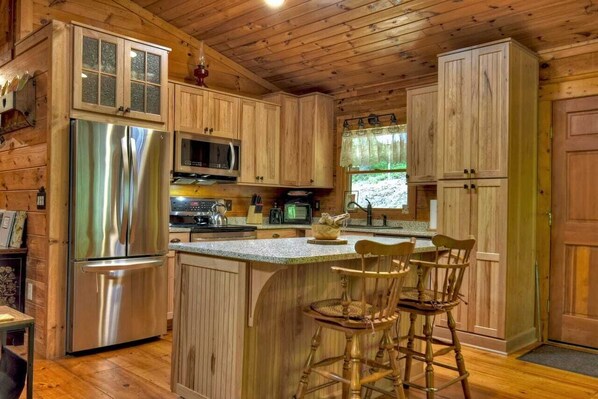 冷蔵庫、電子レンジ、オーブン、コンロ