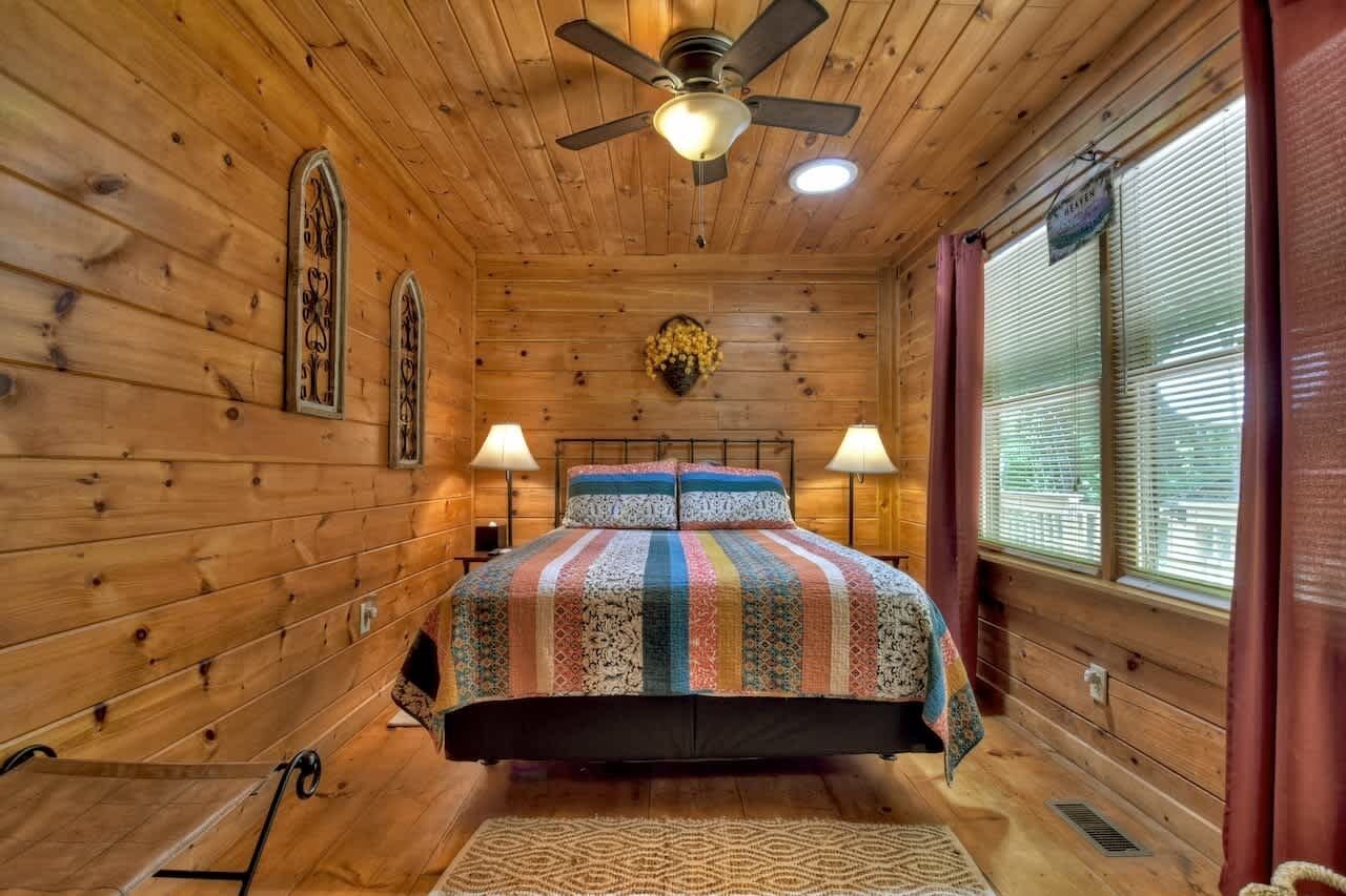 2 habitaciones, escritorio, tabla de planchar con plancha y wifi 