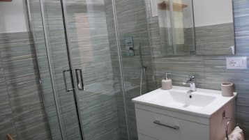Doccia, asciugacapelli, bidet, asciugamani