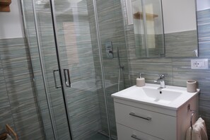 Dutxa, assecador de cabells, bidet i tovalloles 