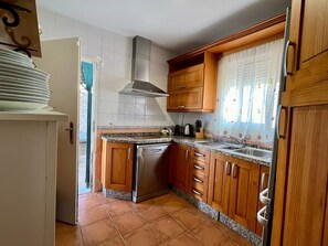 Fridge, microwave, oven, dishwasher - Casa Manolete           . (Chiclana de la Fra.)