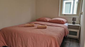 3 habitaciones, tabla de planchar con plancha y ropa de cama