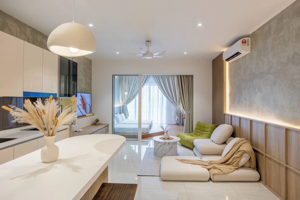 Apartament executiu, diversos llits, balcó, vistes a la ciutat | 1 dormitori i espai de treball apte per a portàtils