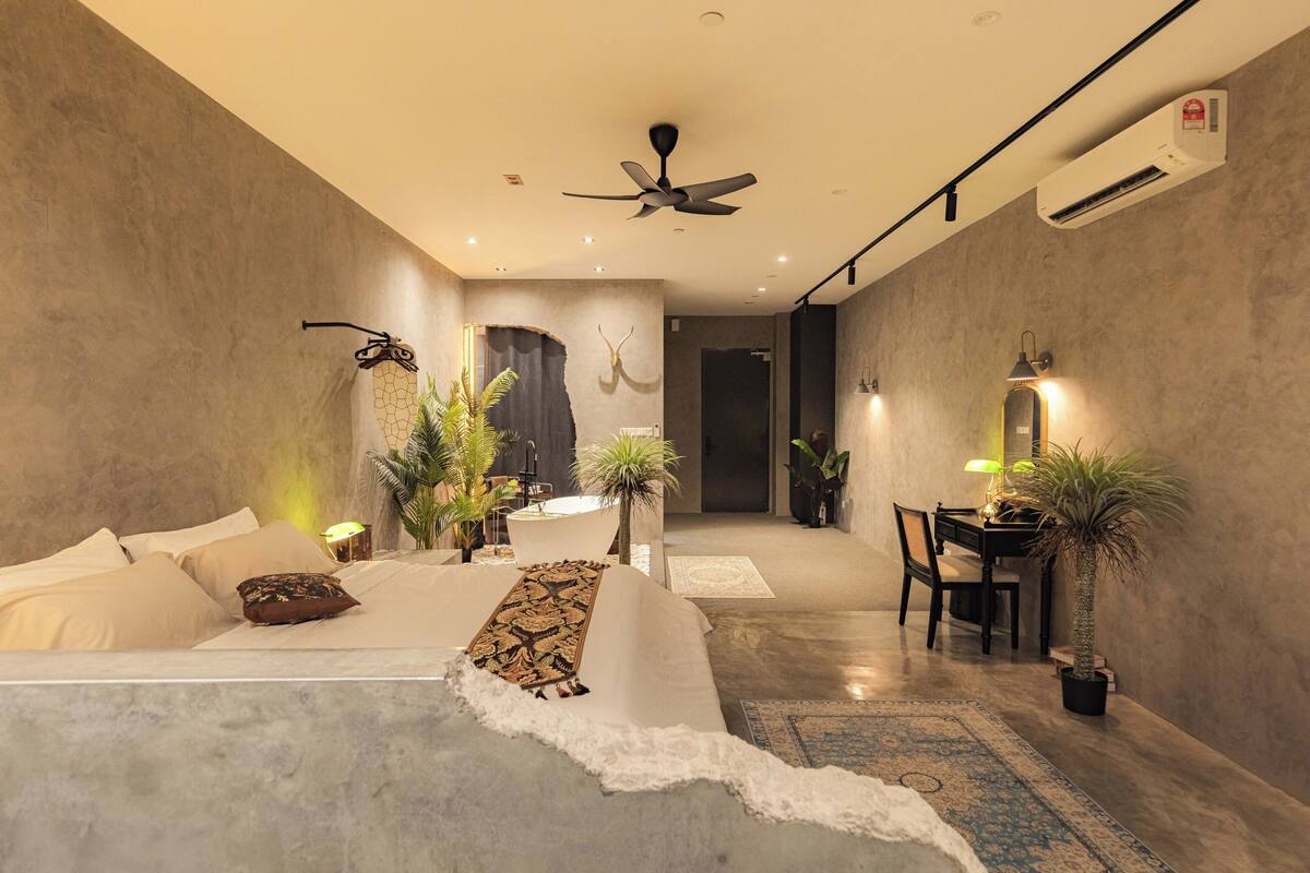Un salon moderne comprenant un canapé, une table basse et un coin repas avec des chaises et une table.