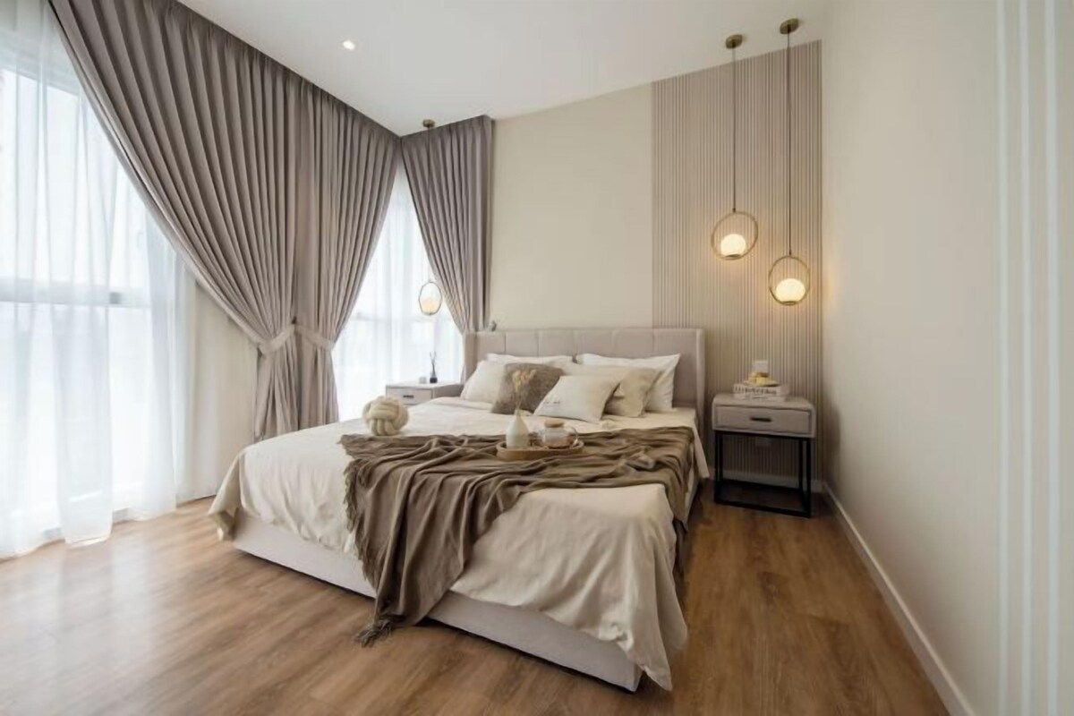 Een moderne slaapkamer met een groot bed, nachtkastjes en uitzicht op de omgeving.