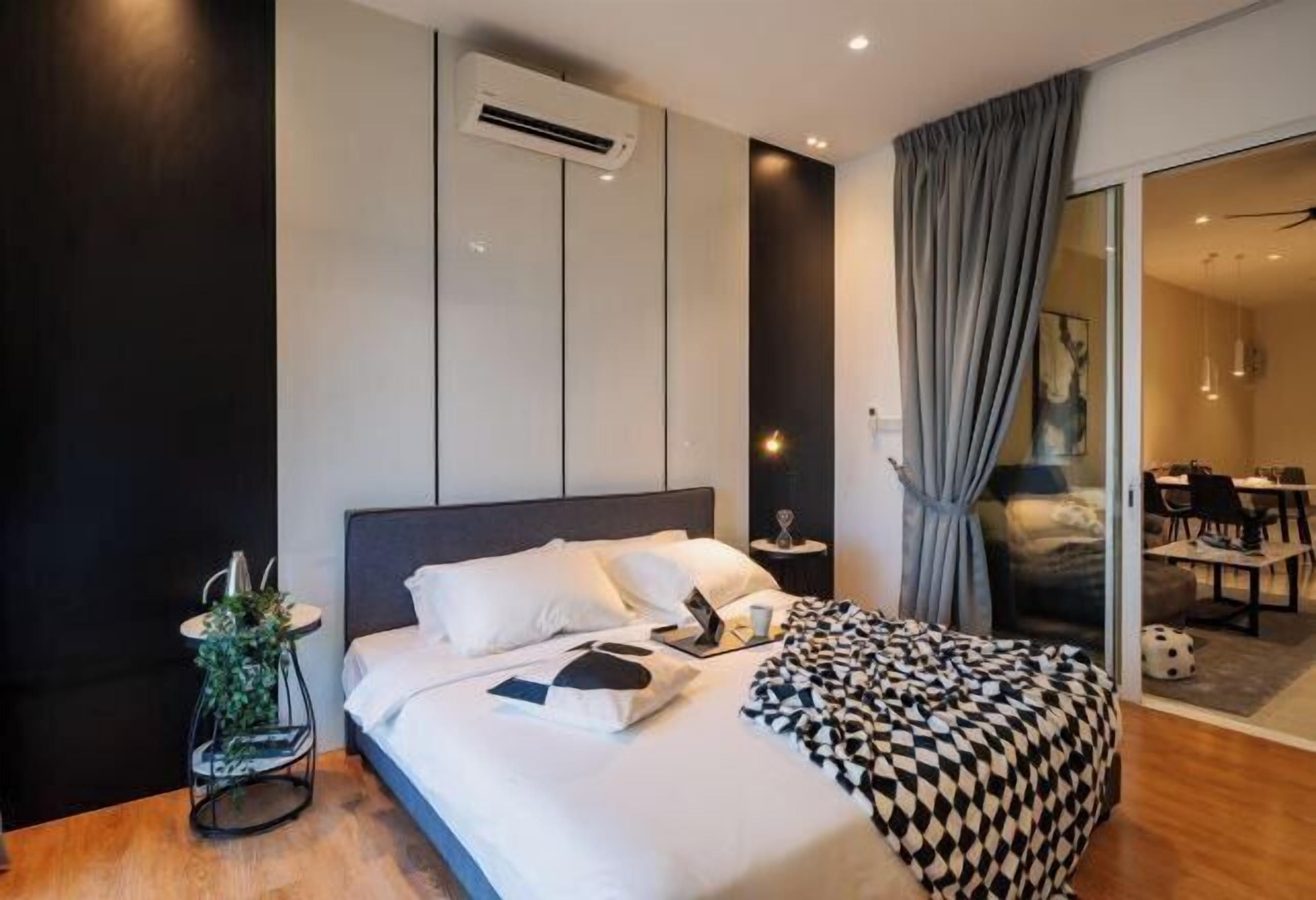 Laptop workspace, iron/ironing board, free WiFi, bed sheets