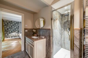 Een douche, een haardroger, een bidet