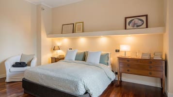 3 quartos, ferros/tábuas de passar roupa, berço de viagem