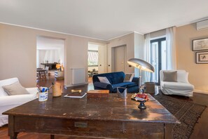 TV, fireplace, stereo