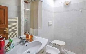 Bruser, hårtørrer, bidet