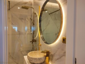Appartement, 2 chambres, vue sur la mer | Salle de bain | Douche, douche cascade, séchoir à cheveux, serviettes fournies