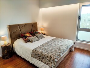 Appartement, 2 chambres, vue sur la mer | 2 chambres, rideaux d’obscurcissement, fer et planche à repasser