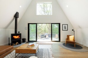 TV, fireplace - Ridgeview A-Frame: Stylish Kerhonkson Escape (Kerhonkson)