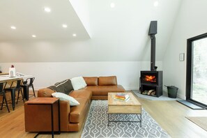 TV, fireplace - Ridgeview A-Frame: Stylish Kerhonkson Escape (Kerhonkson)