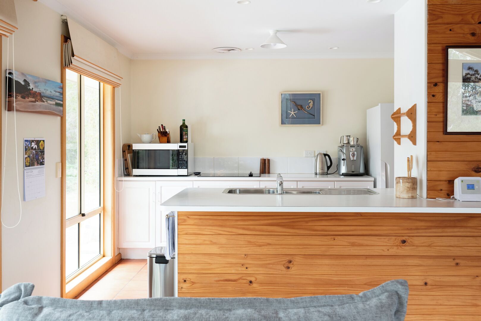 Jääkaappi, mikroaaltouuni, uuni, liesi