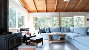 Ein gemütliches Wohnzimmer mit Kamin, einer Couch und einem Couchtisch.