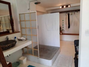 Sèche-cheveux, serviettes fournies, savon, papier toilette