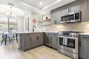 Refrigerador, microondas, horno y parrilla de estufa